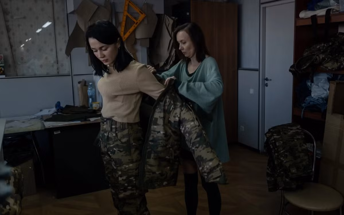 Nữ quân nhân Ukraine này đang mặc vào người bộ quân phục mùa đông, ở thủ đô Kiev.