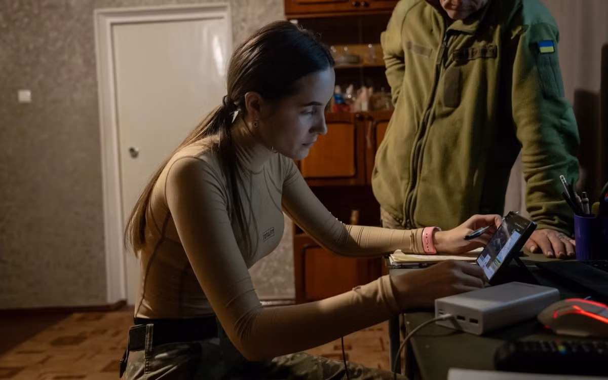 Tesla, 21 tuổi, chỉ huy của một pháo đội Ukraine.