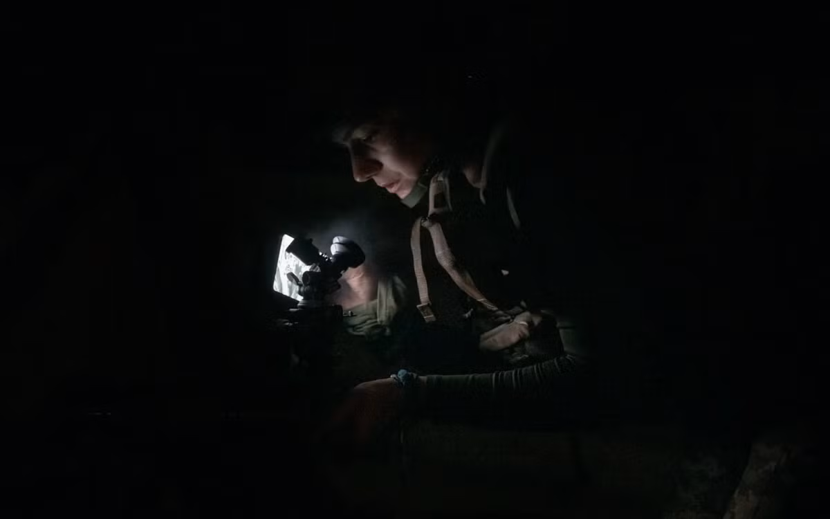 Cô Kuzya, 19 tuổi, đang chỉnh súng cối trong bóng tối. Súng hướng về phía vị trí quân Nga. Kuzya là thành viên trẻ nhất của trung đội súng cối do Witch chỉ huy. Cô này giấu gia đình để gia nhập quân đội.