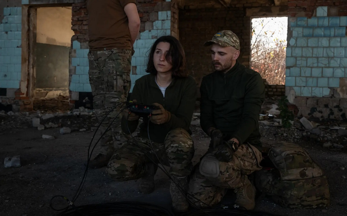 Stell, 30 tuổi, thuộc đơn vị UAV tình báo của Lữ đoàn 47 Ukraine. Cô khởi đầu làm nhiếp ảnh gia quân sự, sau đó chuyển sang tình báo đường không, trong tổ 3 người gần tiền tuyến.