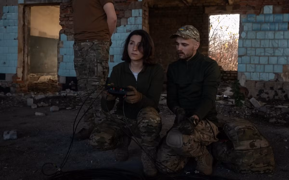 Stell, 30 tuổi, thuộc đơn vị UAV tình báo của Lữ đoàn 47 Ukraine. Cô khởi đầu làm nhiếp ảnh gia quân sự, sau đó chuyển sang tình báo đường không, trong tổ 3 người gần tiền tuyến.