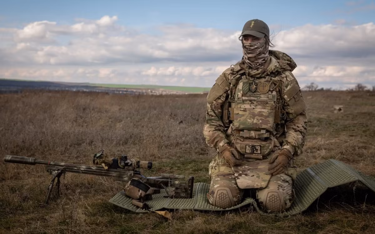 Nữ xạ thủ bắn tỉa Ukraine Mriya, 28 tuổi thuộc Lữ đoàn xung kích số 3 của Ukraine, trong quá trình huấn luyện tại tỉnh Donetsk.