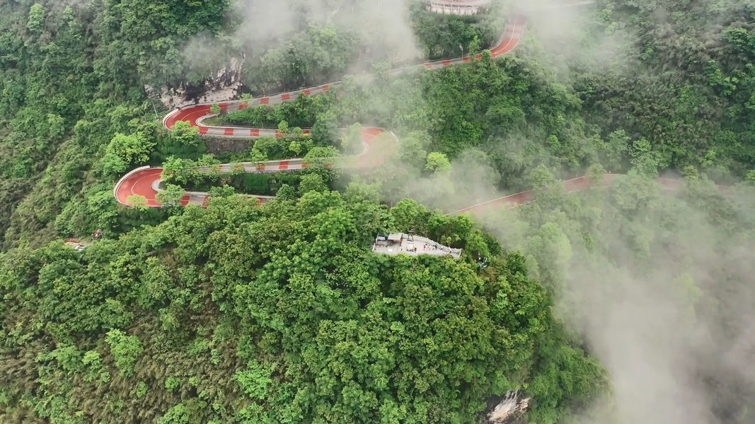 Phần rộng nhất con đường không quá 7 m, chỗ hẹp nhất không quá 4 m.