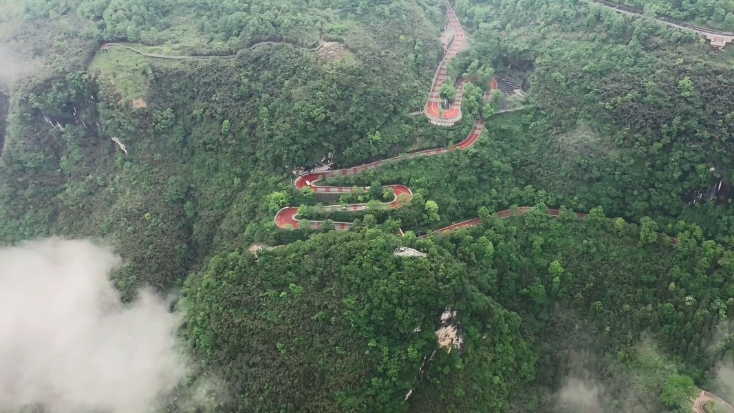 Được xây dựng trên một con dốc rộng chưa đầy 100 m, chiều cao thẳng đứng từ trên xuống là hơn 440 m.