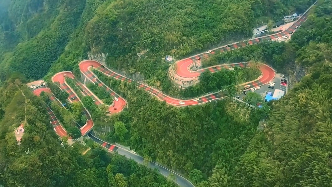 Đoạn đường dài 6 km qua hẻm núi thuộc tỉnh Hồ Nam, Trung Quốc.