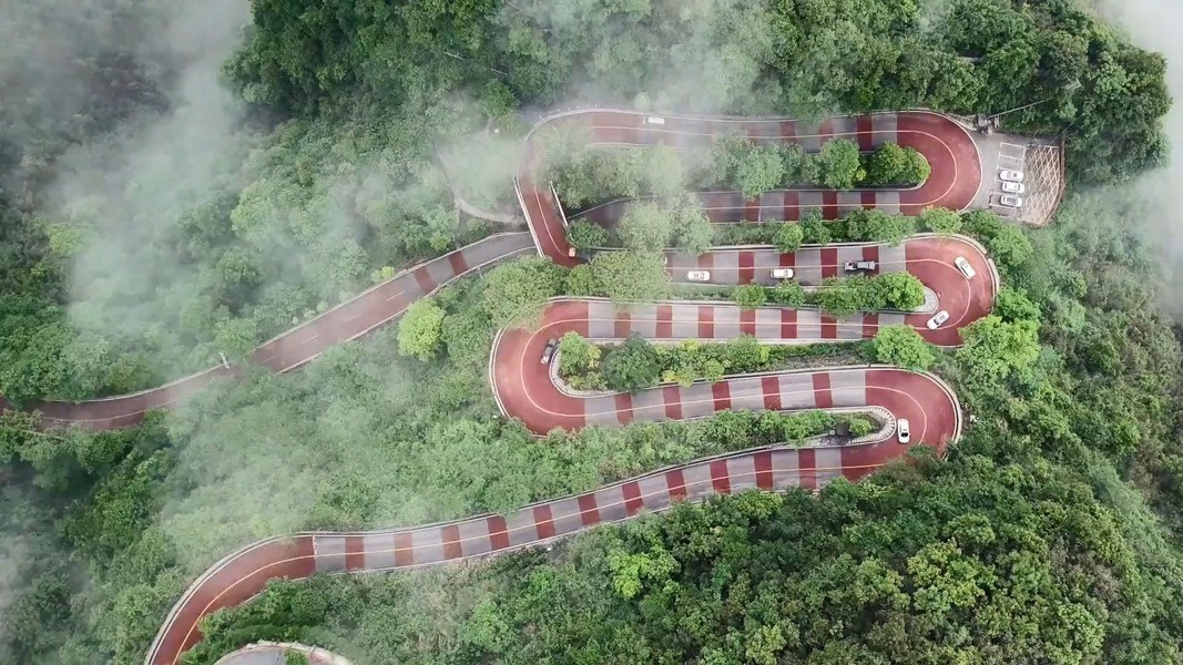 Khi lái xe qua đoạn đường này, tài xế phải tập trung cao độ bởi chỉ một giây lơ đãng sẽ phải trả giá đắt.