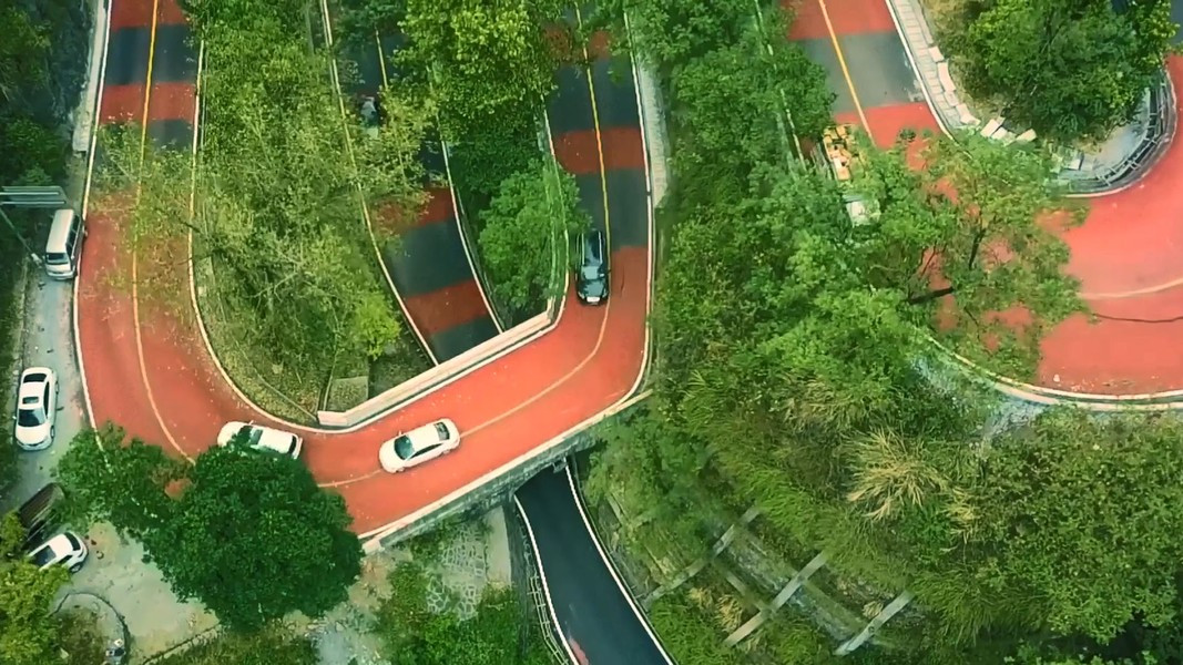 Với địa hình này, chính quyền đã thiết con đường thành với những nhánh rẽ gồm 13 khúc cua “tử thần”, 26 đoạn gần như song song, chồng chéo lên nhau và bùng binh 360 độ cho phép xe quay đầu.