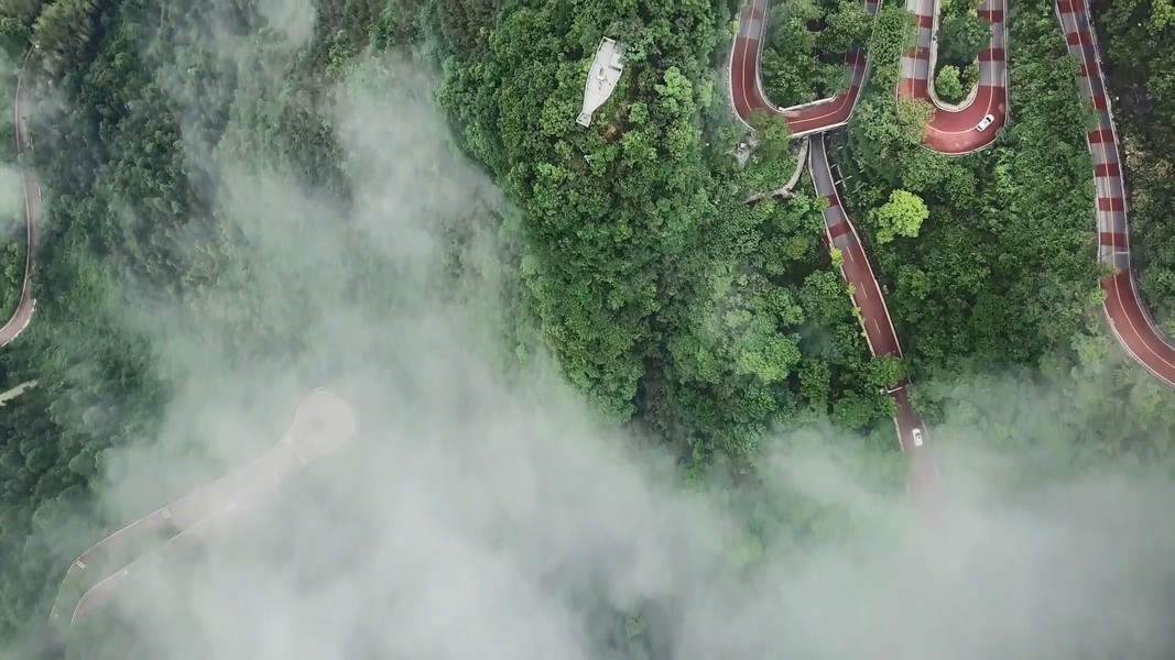 Nhằm giảm thiểu rủi ro, con đường được sơn thành hai màu đỏ và trắng nhằm giúp tài xế tập trung hơn khi qua con đường hiểm trở này.