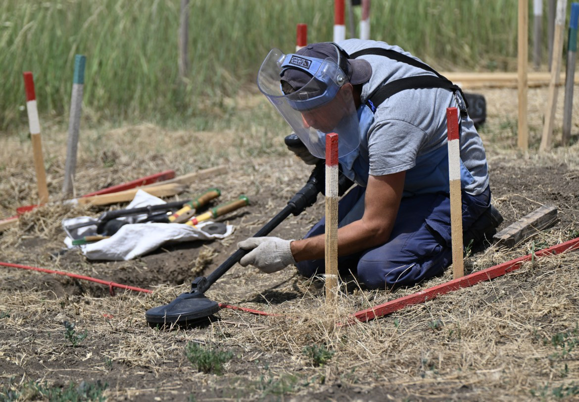 Nhân viên rà phá bom mìn của tổ chức phi chính phủ HALO Trust đang rà phá bom mìn trên cánh đồng bên ngoài làng Snigurivka, vùng Mykolaiv.