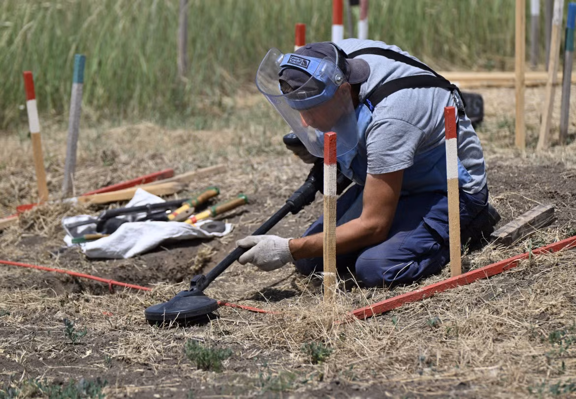 Nhân viên rà phá bom mìn của tổ chức phi chính phủ HALO Trust đang rà phá bom mìn trên cánh đồng bên ngoài làng Snigurivka, vùng Mykolaiv.