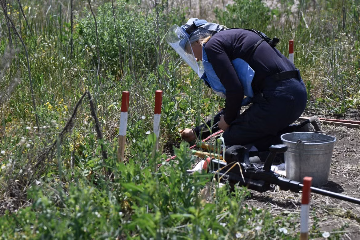  Shpak, người đã làm việc cho tổ chức rà phá bom mìn Halo Trust ở Snigurivka, vùng phía nam Mykolaiv (Ukraine), trong năm qua, chia sẻ: “Tất nhiên, ban đầu gia đình tôi phản đối việc đó. Đặc biệt, con gái tôi rất lo lắng”. Trong ảnh, Shpak, 51 tuổi, đang làm việc bên ngoài làng Snigurivka, vùng Mykolaiv.