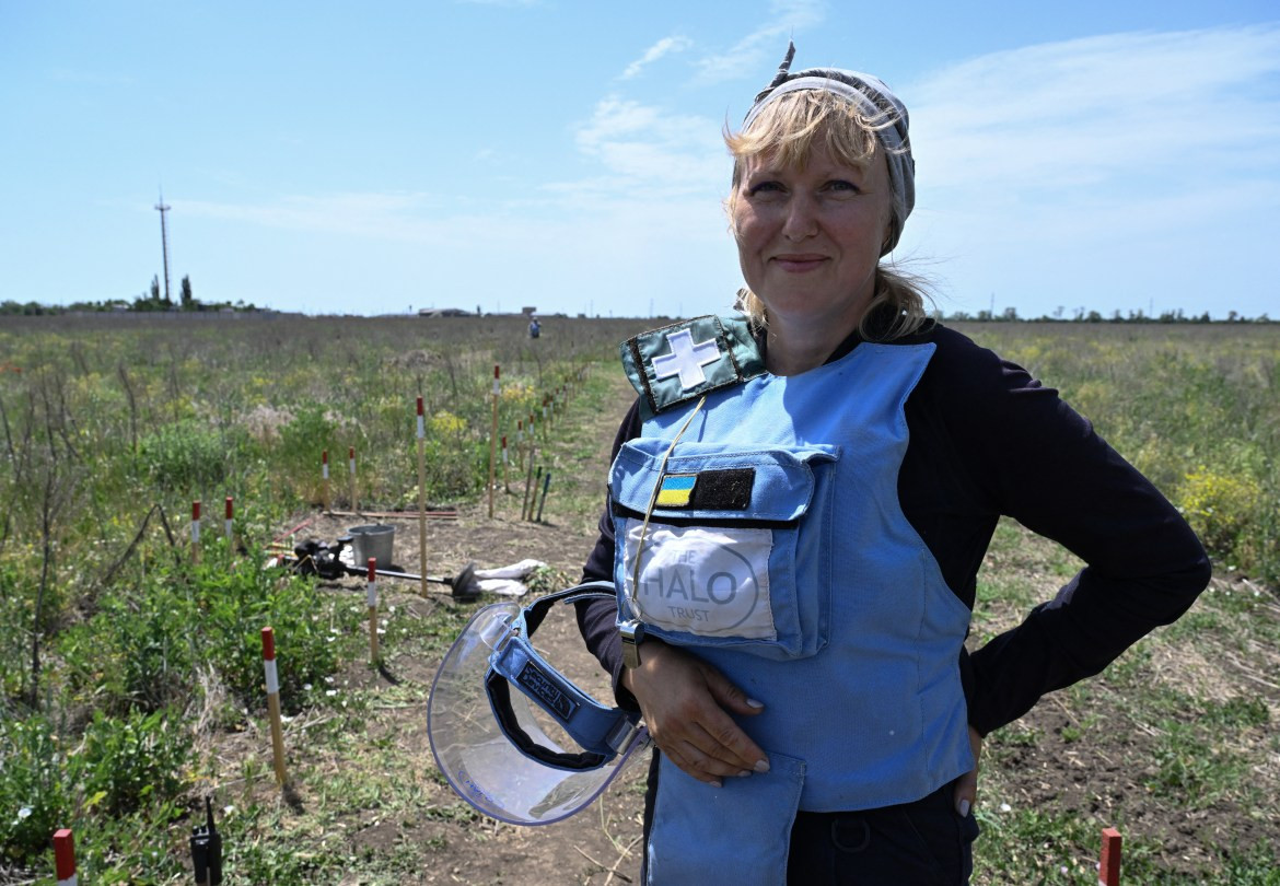 "Nhưng tôi nói với con rằng công việc của tôi an toàn vì tôi chỉ xác định vị trí của mìn trong khi các đội khác cho nổ chúng", Shpak chia sẻ.