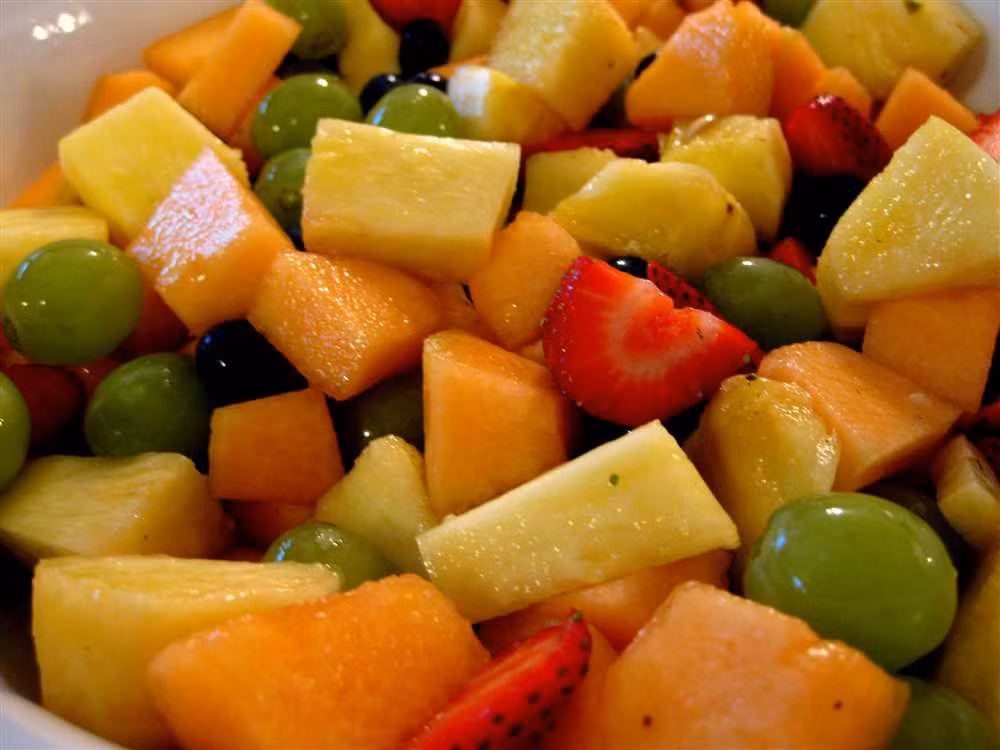 Salad dâu tây, dứa. Nguyên liệu: Một quả dứa, 3 quả dâu tây, sữa chua. Dứa bỏ mắt, gọt vỏ, cắt nhỏ, trộn thêm dâu tây. Có thể thêm vài giọt mật ong tùy ý. Món này chỉ chứa 60 calo nhưng cung cấp rất nhiều vitamin cho cơ thể và làm giảm cân nhanh chóng.