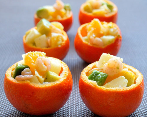 Salad cam. Nguyên liệu: cam, dâu tây, một cốc sữa chua. Cam cắt nhỏ, bỏ vỏ, trộn thêm vài lát dâu tây, sau đó đổ sữa chua lên trên. Đây là món ăn có tác dụng giải độc cho cơ thể, làm đẹp da và giảm cân nhanh chóng.