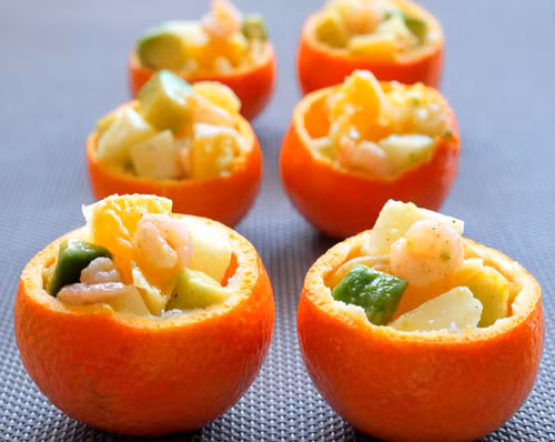 Salad cam. Nguyên liệu: cam, dâu tây, một cốc sữa chua. Cam cắt nhỏ, bỏ vỏ, trộn thêm vài lát dâu tây, sau đó đổ sữa chua lên trên. Đây là món ăn có tác dụng giải độc cho cơ thể, làm đẹp da và giảm cân nhanh chóng.