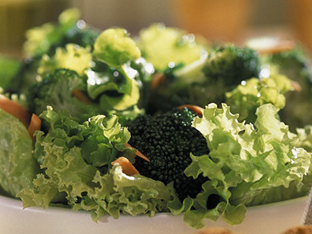 Salad súp lơ. Nguyên liệu: 1 cái súp lơ, dầu olive, giấm, chanh, tỏi, 1 ít mù tạt, muối, hạt tiêu, ớt. Cắt súp lơ thành miếng nhỏ, rửa sạch, sau đó cho vào nồi nước đun sôi trong vòng 10-15 phút. Khi súp lơ chín, đặt nó trong bát có nước đá để nguội nhanh, sau đó để khô ráo. Sau khi súp lơ ráo nước, cho hỗn hợp các nguyên liệu đã trộn đều lên trên và đảo đều một lần nữa cho ngấm gia vị.