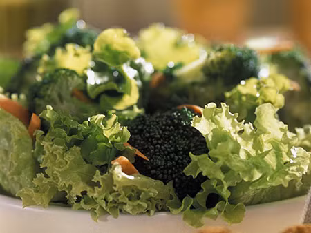 Salad súp lơ. Nguyên liệu: 1 cái súp lơ, dầu olive, giấm, chanh, tỏi, 1 ít mù tạt, muối, hạt tiêu, ớt. Cắt súp lơ thành miếng nhỏ, rửa sạch, sau đó cho vào nồi nước đun sôi trong vòng 10-15 phút. Khi súp lơ chín, đặt nó trong bát có nước đá để nguội nhanh, sau đó để khô ráo. Sau khi súp lơ ráo nước, cho hỗn hợp các nguyên liệu đã trộn đều lên trên và đảo đều một lần nữa cho ngấm gia vị.