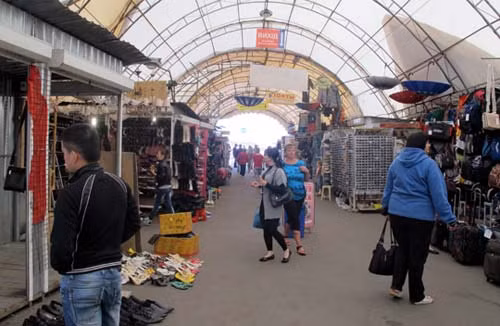 Có khoảng 1.000 người Việt đang sống tại Kiev, phần lớn trong số họ đều làm ăn buôn bán tại các khu chợ. Ảnh: Khu chợ Troeshina được xem là ngôi chợ bán buôn và lẻ lớn nhất Kiev, đồng thời là nơi có đông đảo tiểu thương người Việt đang hoạt động tại Ukraine.