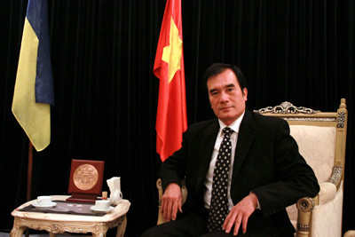 Đại sứ quán Việt Nam tại Ukraine đang tiếp tục theo dõi sát tình hình để kịp thời có các biện pháp bảo hộ công dân cần thiết. Theo đại sứ Nguyễn Minh Trí, có một vài người xin về nước, "sứ quán cũng tạo mọi điều kiện thuận lợi để bà con được về nước dễ dàng".