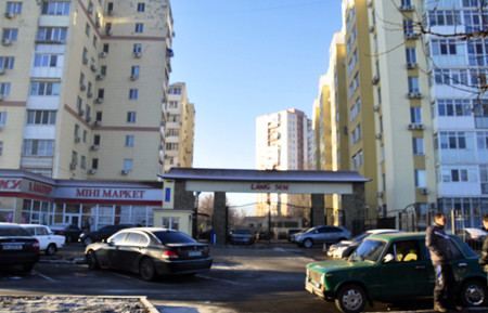 Các thành phố khác có đông người Việt sinh sống như Odessa, Kherson dù chưa bị ảnh hưởng nhiều bởi bạo lực chính trị, nhưng Bộ Ngoại giao đã chỉ đạo Đại sứ quán Việt Nam tại Ukraine hướng dẫn các hội, đoàn và cộng đồng người Việt tránh tới những địa điểm không bảo đảm an ninh, an toàn. Ảnh: Làng Sen ở Odessa.