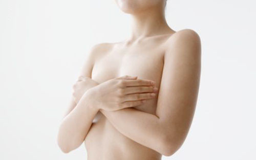 Tuyến vú phát triển kém: Nữ giới đến tuổi trưởng thành, dưới tác động của tiết tố estrogen trong cơ thể, vùng ngực phát triển và dần hoàn thiện. Tuy nhiên, nếu quá 18 tuổi mà tuyến vú chưa phát triển (ngực lép), có thể di thiếu nội tiết tố nữ estrogen. Điều này làm cho buồng trứng phát triển kém và khả năng thụ thai trong trường hợp này rất khó.