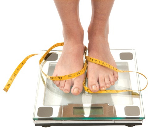 Chỉ số BMI không chuẩn: Chỉ số BMI được tính theo công thức: BMI = Cân nặng/ chiều cao. Để có được dáng chuẩn, nhiều chị em đã ăn kiêng làm cho dinh dưỡng không đủ, hoặc chỉ số BMI quá lệch chuẩn.