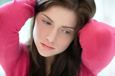 Rối loạn kinh nguyệt: Kinh nguyệt quá dài hoặc quá ngắn, kỳ kinh không đều… là những biểu hiện của rối loạn nội tiết và các hormone giới tính nữ. Ngoài ra, sự phát triển chưa hoàn thiện của trúng, noãn cũng như sự viêm nhiễm của viêm mạc tử cung cũng dẫn đến rối loạn kinh nguyệt, làm cho khả năng thu thai giảm đi rõ rệt.