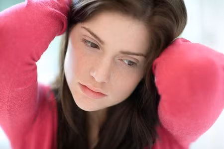 Rối loạn kinh nguyệt: Kinh nguyệt quá dài hoặc quá ngắn, kỳ kinh không đều… là những biểu hiện của rối loạn nội tiết và các hormone giới tính nữ. Ngoài ra, sự phát triển chưa hoàn thiện của trúng, noãn cũng như sự viêm nhiễm của viêm mạc tử cung cũng dẫn đến rối loạn kinh nguyệt, làm cho khả năng thu thai giảm đi rõ rệt.