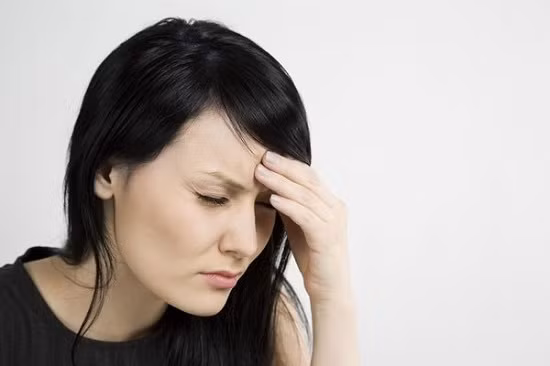 Huyết áp thấp. Rò rỉ máu ở âm đạo có thể khiến chị em bị tụt huyết áp. Ngoài ra, chị em có thể còn cảm thấy khó thở, mệt mỏi. Đây rất có thể là dấu hiệu sớm của việc thai ngoài tử cung.