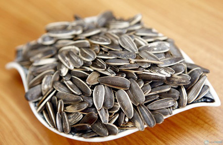 Hạt hướng dương. Hạt hướng dương chứa nhiều vitamin E – chất chống oxy hóa hữu hiệu giúp chống lại các chất độc hại và chứng viêm. Miễn là bạn ăn hạt hướng dương sống chứ không phải rang. Protein, chất xơ, các vitamin B cũng quan trọng không kém trong việc đốt cháy calo và giúp bạn no lâu.