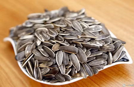 Hạt hướng dương. Hạt hướng dương chứa nhiều vitamin E – chất chống oxy hóa hữu hiệu giúp chống lại các chất độc hại và chứng viêm. Miễn là bạn ăn hạt hướng dương sống chứ không phải rang. Protein, chất xơ, các vitamin B cũng quan trọng không kém trong việc đốt cháy calo và giúp bạn no lâu.