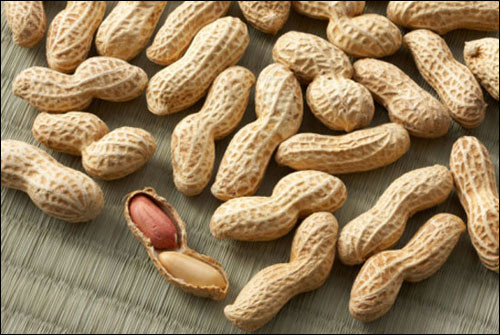 Đậu phộng. Loại hạt quen thuộc này là sự lựa chọn tốt cho việc giữ cân bằng lượng cholesterol trong cơ thể. Đồng thời, đậu phộng cũng cung cấp nhiều protein (7 g/ounce, tương đương 28,35 gam).