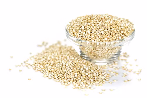 Hạt quinoa. Loại hạt này chứa rất nhiều axit amin thiết yếu, chất xơ, protein, magie, kẽm và một số chất béo có lợi cho sức khỏe. Nó cung cấp carbohydrates nhiều hơn các loại hạt khác do chứa tinh bột như ngũ cốc nhưng lượng carb dư thừa đó được sử dụng để sản sinh ra năng lượng thay vì tích trữ thành chất béo.