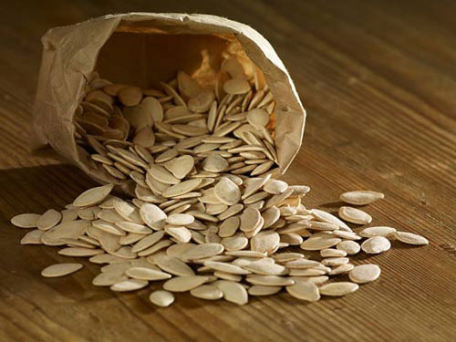 Hạt bí. Hạt bí chứa hàm lượng chất kẽm nhiều hơn bất cứ loại hạt nào và đóng vai trò quan trọng trong việc đốt cháy chất béo. Chất kẽm giúp cơ thể hình thành cơ và hóc-môn đốt cháy chất béo testosterone.