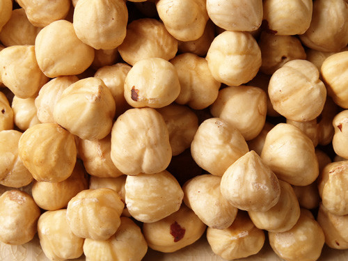 Hạt phỉ (Hazelnut). Hạt này chứa nhiều folate, vitamin để bảo vệ cơ thể tránh các dị tật bẩm sinh, ngừa ung thư và bệnh tim. Đồng thời cũng như 4 loại hạt trên, đây là một "người bạn" của những ai cần lấy vóc dáng thon gọn.