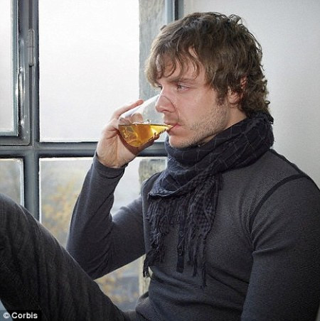 Trà xanh. Theo một nghiên cứu của Nhật Bản, những người uống trên 3 cốc trà xanh mỗi ngày sẽ sống lâu hơn. Các loại trà xanh có chứa một lượng EGCG, là một chất chống ô xy hóa mạnh mẽ làm giảm nguy cơ bị bệnh tim, bệnh Alzheimer, và nhiều loại ung thư. Catechin, có trong trà xanh là một hợp chất chống ô xy hóa bảo vệ lão hóa mắt và các bệnh tăng nhãn áp.