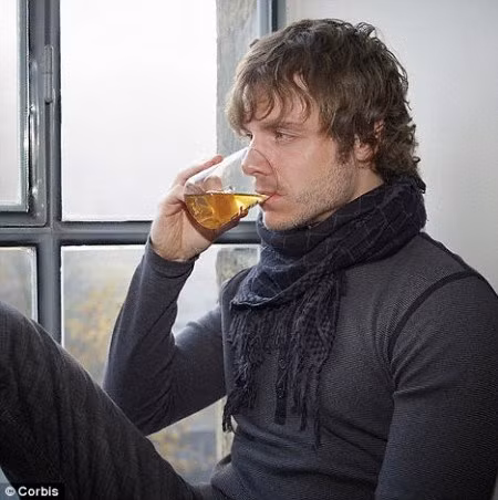 Trà xanh. Theo một nghiên cứu của Nhật Bản, những người uống trên 3 cốc trà xanh mỗi ngày sẽ sống lâu hơn. Các loại trà xanh có chứa một lượng EGCG, là một chất chống ô xy hóa mạnh mẽ làm giảm nguy cơ bị bệnh tim, bệnh Alzheimer, và nhiều loại ung thư. Catechin, có trong trà xanh là một hợp chất chống ô xy hóa bảo vệ lão hóa mắt và các bệnh tăng nhãn áp.