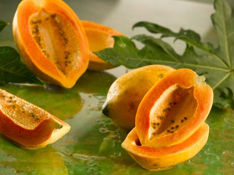 Đu đủ - ăn đu đủ giúp ngăn chặn sự lão hóa vì nó giàu chất chống oxy hóa. Nhiều loại trái cây là chất chống oxy hóa rất tốt vì thế bạn có thể ăn đu đủ hoặc biến nó thành một sản phẩm chăm sóc da. Nghiền nát một quả đu đủ chín. Đắp lên mặt chừng 20 phút. Các chất chống oxy hóa trong đu đủ sẽ ngăn chặn sự phá hủy của các gốc tự do trên bề mặt da. Nó cũng có vai trò tẩy tế bào chết nhẹ nhàng lấy đi những tế bào già cỗi và thúc đẩy tái tạo tế bào.