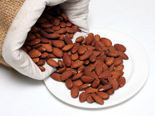 Quả hạnh nhân: đây là loại thực phẩm chống lão hóa tuyệt vời giúp bạn trông trẻ trung và khỏe mạnh hơn. Hạnh nhân sẽ cung cấp cho nhu cầu của cơ thể vitamin E và các chất chống oxi hóa, giúp kiểm soát các gốc tự do gây ra nếp nhăn và lão hóa.