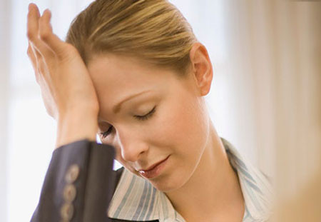 Giảm stress. Hàng ngày, có thể ai cũng có những lúc căng thẳng với mức độ khác nhau, do đó chúng ta phải tìm cách vứt bỏ stress và tạo niềm vui cho riêng mình. Có như thế bạn sẽ không thấy mệt mỏi hay bệnh tật. Giảm stress sẽ luôn khiến bạn trẻ và khỏe hơn. Chính vì vậy phải thường xuyên thay đổi lối sống, giảm bớt ưu tư và thường xuyên thư giãn.