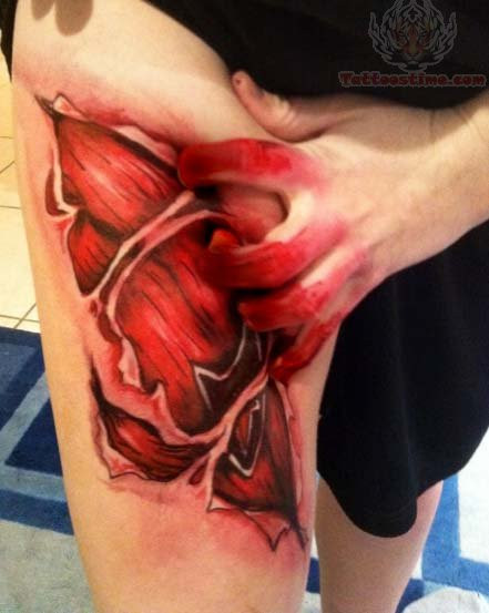 Da thịt dưới bắp đùi bị rách toạc do cào cấu quá mạnh.