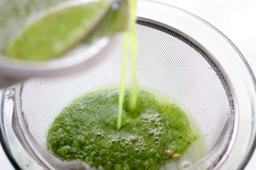 Nước ép dưa leo. Ép dưa leo lấy nước, trộn vào một thìa cà phê kem tươi hoặc 2 thìa sữa tươi cùng một lòng trắng trứng, đánh đều chúng lại với nhau sau đó đắp lên da mặt. 15 phút sau dùng nước lạnh rửa sạch.