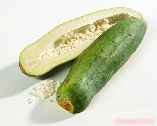 Đu đủ xanh. Sau khi lấy một miếng đu đủ xanh, gọt và rửa sạch vỏ, xay nát rồi đắp lên vùng mụn.