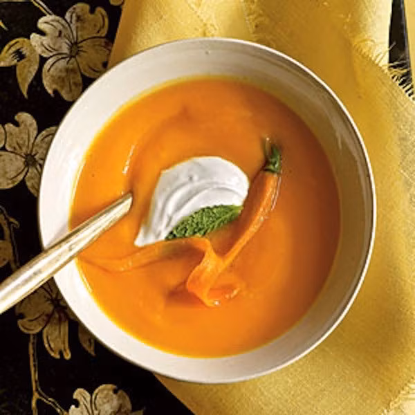 Cà rốt và sữa chua. Xay nhuyễn cà rốt rồi trộn đều với sữa chua (thành hỗn hợp sền sệt), xoa lên mặt để khoảng 20 phút rồi rửa bằng nước sạch. Sữa chua diệt vi khuẩn, trị mụn trứng cá, sinh tố A làm lành sẹo, mờ vết thâm.