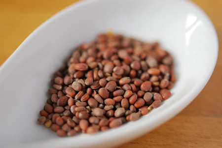 Hạt củ cải. Dùng bột của hạt cây củ cải xay nhuyễn, hòa thêm chút nước, thoa hỗn hợp bột nhão đó lên da mặt.