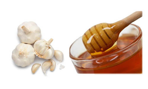Tỏi và mật ong. Lấy 6 nhánh tỏi cho vào 1 chén mật ong, phơi trong bóng tối tránh ánh sáng từ 2-3 tháng. Sau đó dùng hỗn hợp này dưỡng da cực tốt đấy.