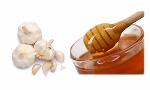 Tỏi và mật ong. Lấy 6 nhánh tỏi cho vào 1 chén mật ong, phơi trong bóng tối tránh ánh sáng từ 2-3 tháng. Sau đó dùng hỗn hợp này dưỡng da cực tốt đấy.