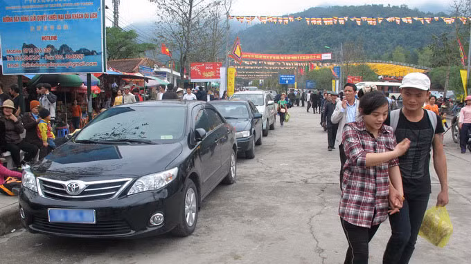 Rất nhiều xe biển xanh từ các tỉnh thành trở người đi hành hương trong ngày khai hội Yên Tử. (Ảnh: Tuổi Trẻ)