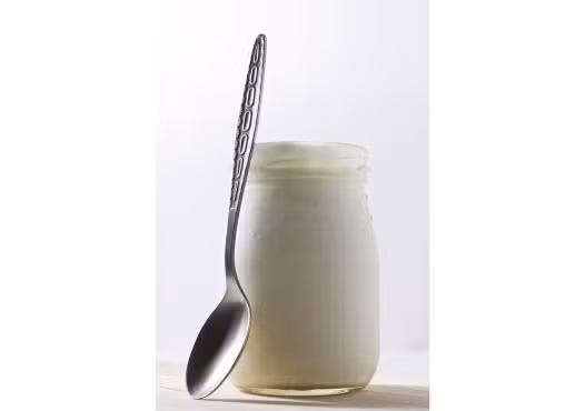 Sữa chua Hy Lạp. Sữa chua Hy Lạp là món ăn ngon và bổ dưỡng, được yêu thích trên toàn thế giới. Loại sữa chua này làm từ sữa nguyên kem và được gạn bớt nước để thêm đặc và nhiều kem hơn. Chính vì cách làm cầu kì, nhiều công đoạn và tốn sữa hơn sữa chua thông thường nên sữa chua Hy Lạp chứa rất ít đường nhưng lại nhiều protein giúp cho những người đang giảm cân có được kết quả như ý nếu bạn ăn nó hàng ngày.