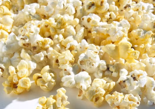 Bỏng ngô. Khảo sát của Tổ chức Nghiên cứu Sức khỏe &amp; Dinh dưỡng Hoa Kỳ cho thấy những người ăn bỏng ngô có xu hướng ăn nhiều hơn 2.5 lần các loại ngũ cốc nguyên hạt tốt cho sức khỏe. Tuy nhiên, bạn không nên dùng thực đơn giảm cân nhanh bằng đồ ăn vặt với bỏng ngô ở các rạp chiếu phim, bởi loại bỏng này đã được trộn thêm bơ và dầu cọ trong quá trình chế biến.